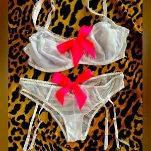 Gorgeous Victoria’s secret White Mesh w pink bows Stretchy Garter Bra set 36D